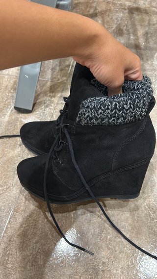 Botines de cuña negros con cordones