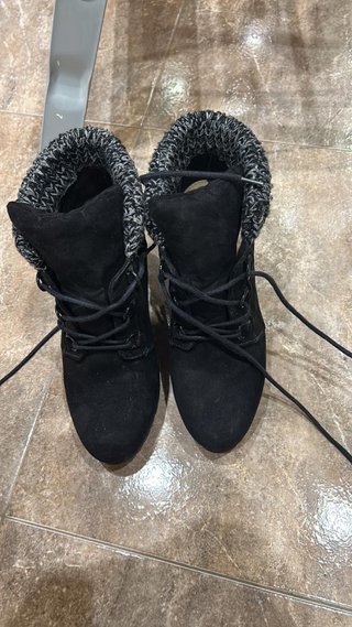 Botines de cuña negros con cordones