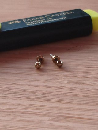 Pendientes dorados de bolita