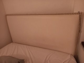 Cabezal de cama blanco con tachuelas doradas