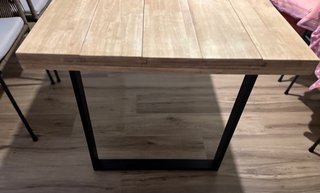 Mesa comedor estilo industrial de madera y metal