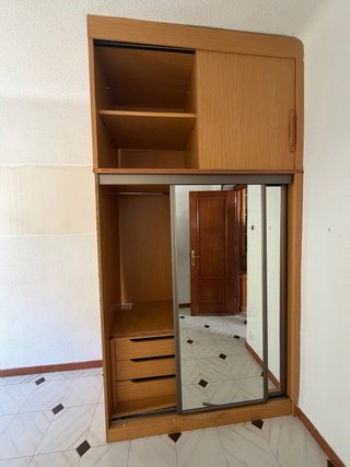 Armario puertas correderas espejo madera