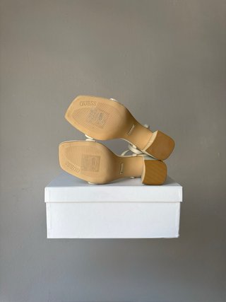 Sandalias con tacón Guess Gelectra ‘Ivory’ 39