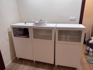Mueble de salón blanco con vitrina