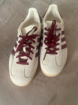 Adidas Gazelle Blancas y granates . Talla 39 1/3