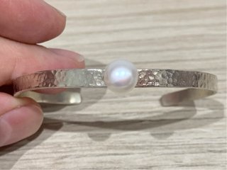 Pulsera de plata con una perla