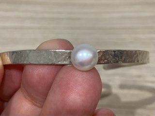 Pulsera de plata con una perla