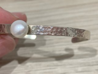 Pulsera de plata con una perla