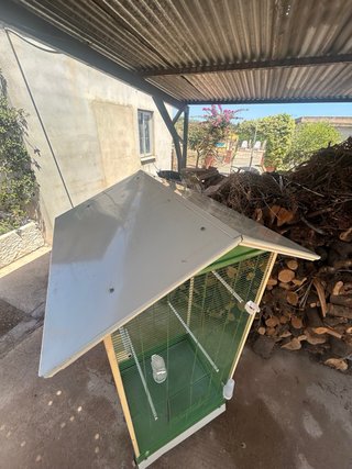 Jaula grande para pájaros con ruedas