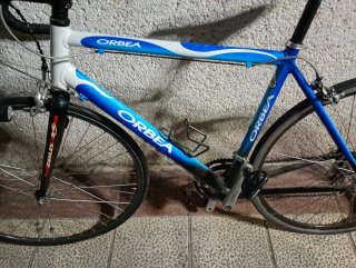 Bicicleta Orbea Azul y Blanca de aluminio