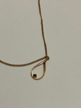 Collar con colgante lágrima y piedra