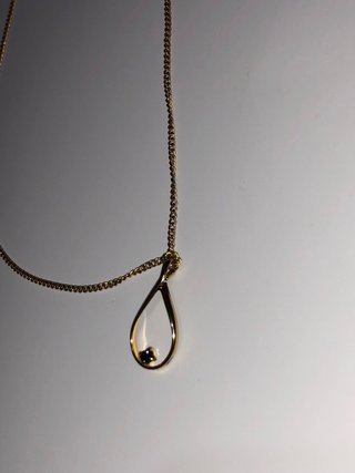Collar con colgante lágrima y piedra
