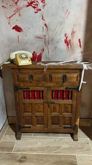 Muebles y estanterias antiguos.