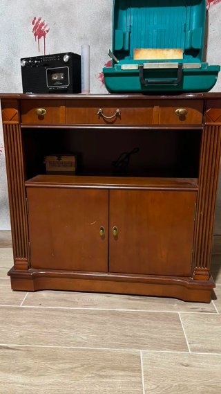 Muebles y estanterias antiguos.