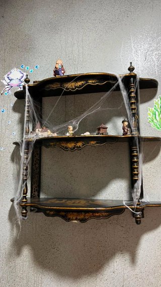 Muebles y estanterias antiguos.