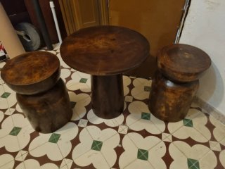 Mesita y 2 taburetes de madera