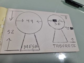 Mesita y 2 taburetes de madera