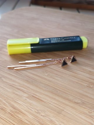 Pendientes Triángulo Negro y Dorado