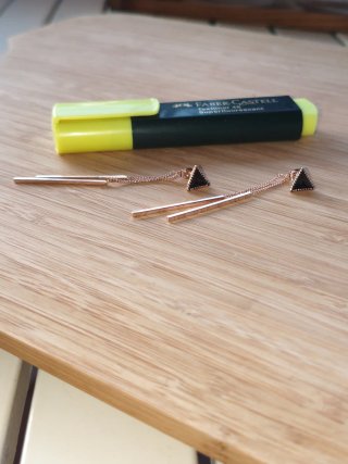 Pendientes Triángulo Negro y Dorado