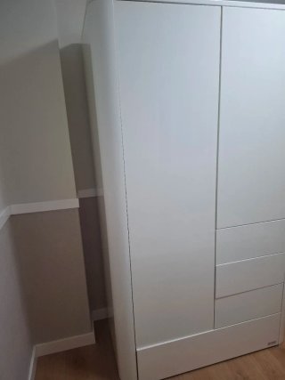 Armario juvenil madera blanco brillo.