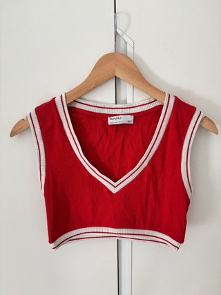 Top Bershka rojo escote pico