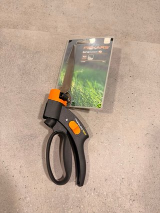 Tijera de podar Fiskars ServoSystem