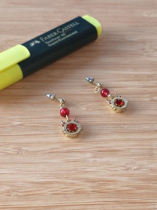 Pendientes dorados con piedra roja