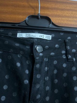 Pantalón vaquero negro con lunares