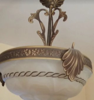 Lámpara de techo dorada y blanca
