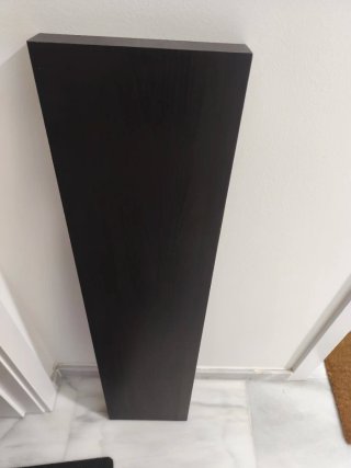 Estantería de madera oscura