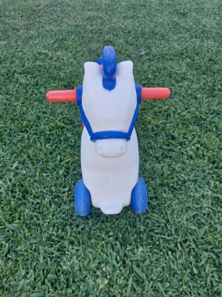 Caballito balancín con ruedas