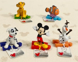 Lote 5 figuras Disney 100 años. Kinder 2023.