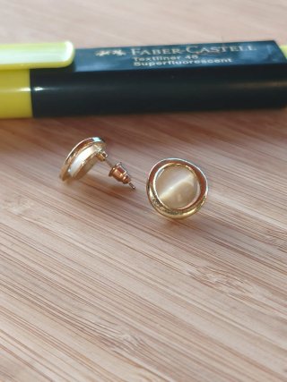 Pendientes dorados con piedra blanca