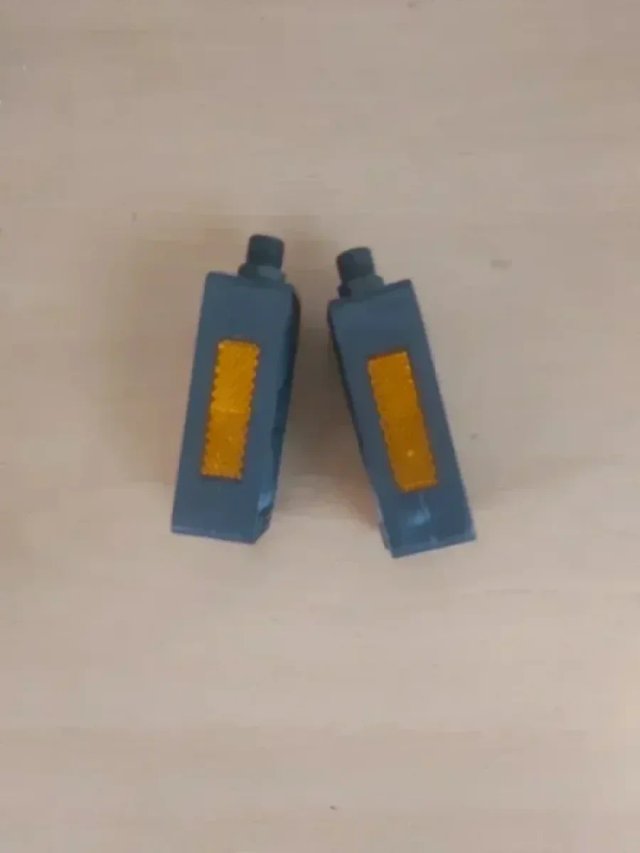 Juego de pedales para ciclomotor