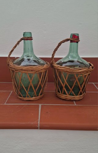 2 Damajuanas con mimbre
