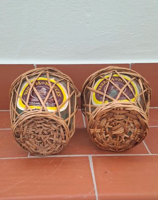 2 Damajuanas con mimbre
