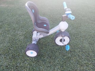 Triciclo infantil gris y azul