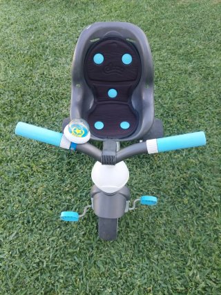 Triciclo infantil gris y azul