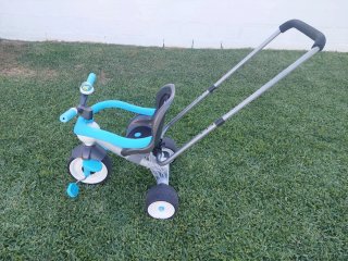 Triciclo infantil gris y azul