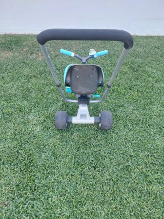 Triciclo infantil gris y azul
