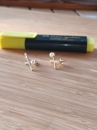 Pendientes dorados con perlas y cristales