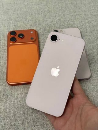 iPhone 17 e color rosa palo con caja