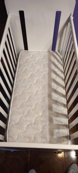 Cuna de bebé con diseño de jirafa