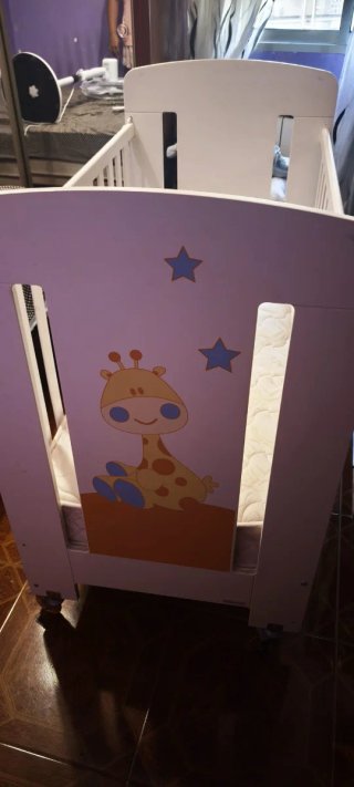 Cuna de bebé con diseño de jirafa