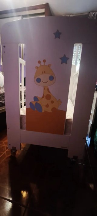 Cuna de bebé con diseño de jirafa