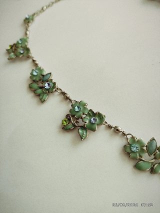 Collar bisutería flores verde y plata