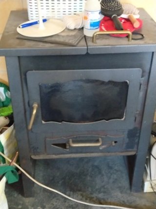Estupenda chimenea de metal y cristal