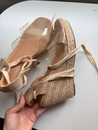 Sandalias de cuña beige con tiras