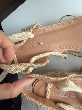 Sandalias de cuña beige con tiras