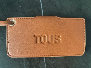 Funda gafas piel Tous marrón.